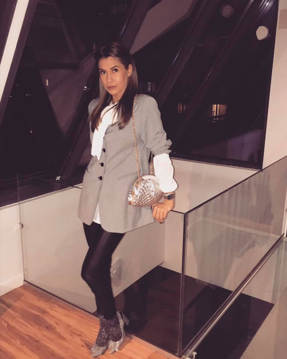 CRISTINA MIHAELA le-a dat peste nas celor care au spus că se iubeşte cu un ,,boşorog‘’! Uite cum s-a pozat cu iubitul ei