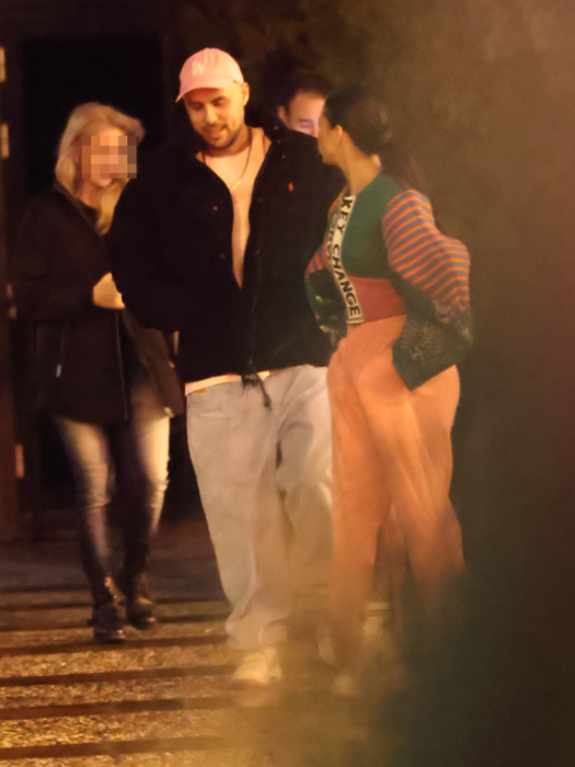 Deliric a preferat tricou și blugi (Foto: CANCAN.RO)