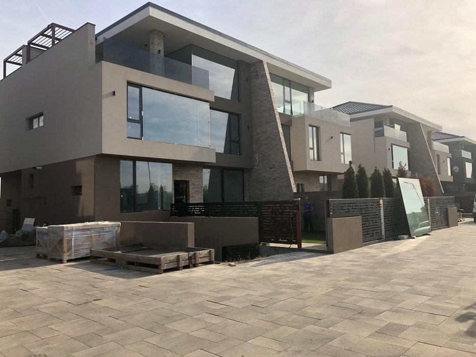 Proprietarul acuză faptul că a primit imobilul cu mari deficiențe