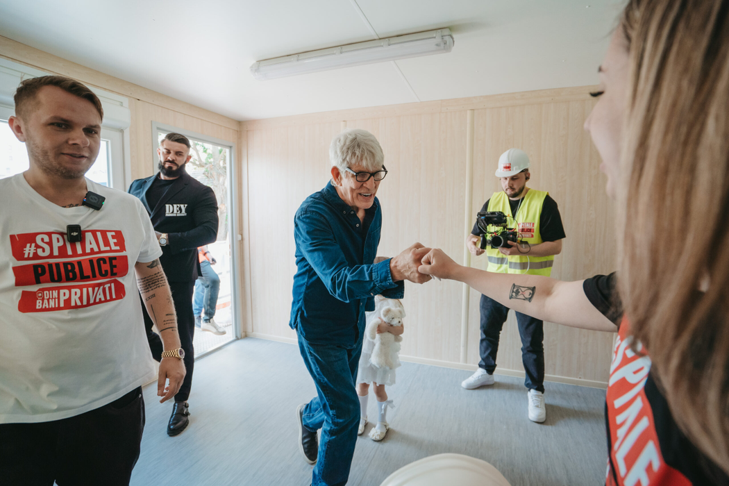 Fratele Juliei Roberts a ajuns pe șantierul viitoarei clinici de psihiatrie pediatrică de la Obregia. Eric Roberts și Codin Maticiuc, mesaj emoționant: „Trebuie să salvăm copiii”