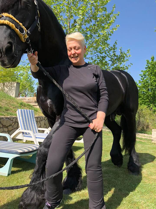 După ce a slăbit 25 de kilograme, Monica Anghel are curaj să pozeze și nemachiată: „Tu ești?” Are un look nou
