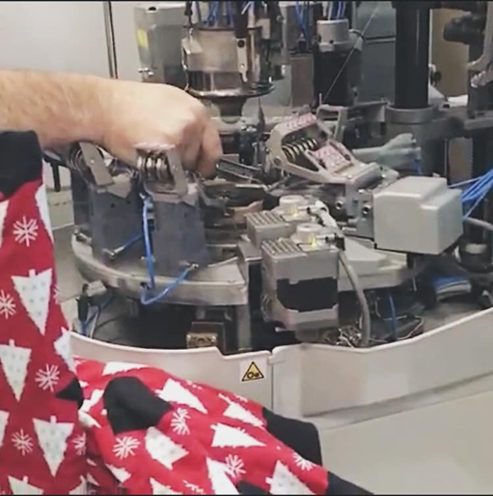 Unul dintre roboții care împletesc șosete la Craiova