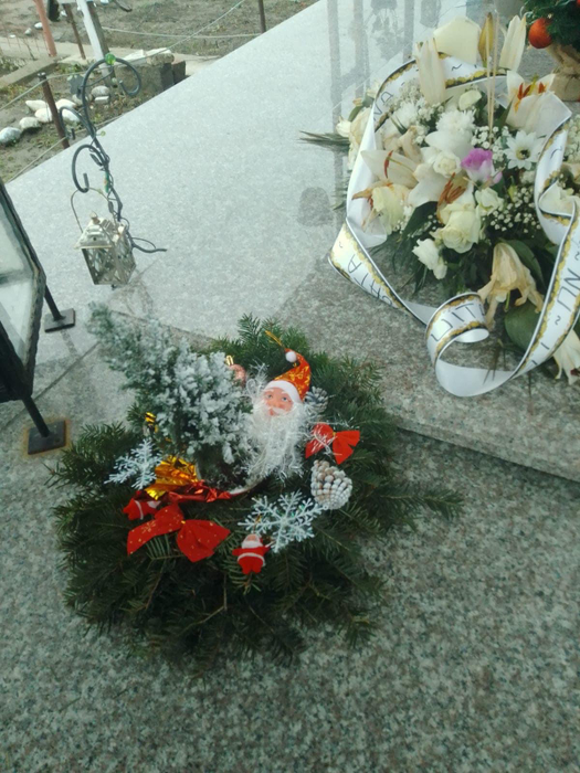 Mama Denisei Răducu, la mormântul fiicei sale. Imaginile durerii în ziua în care artista ar fi împlinit 32 de ani