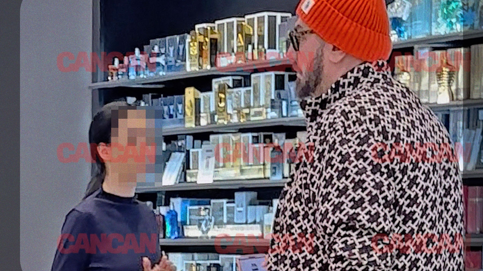 Misiune specială în luna cadourilor. Micutzu, camuflat printre esențe fine!