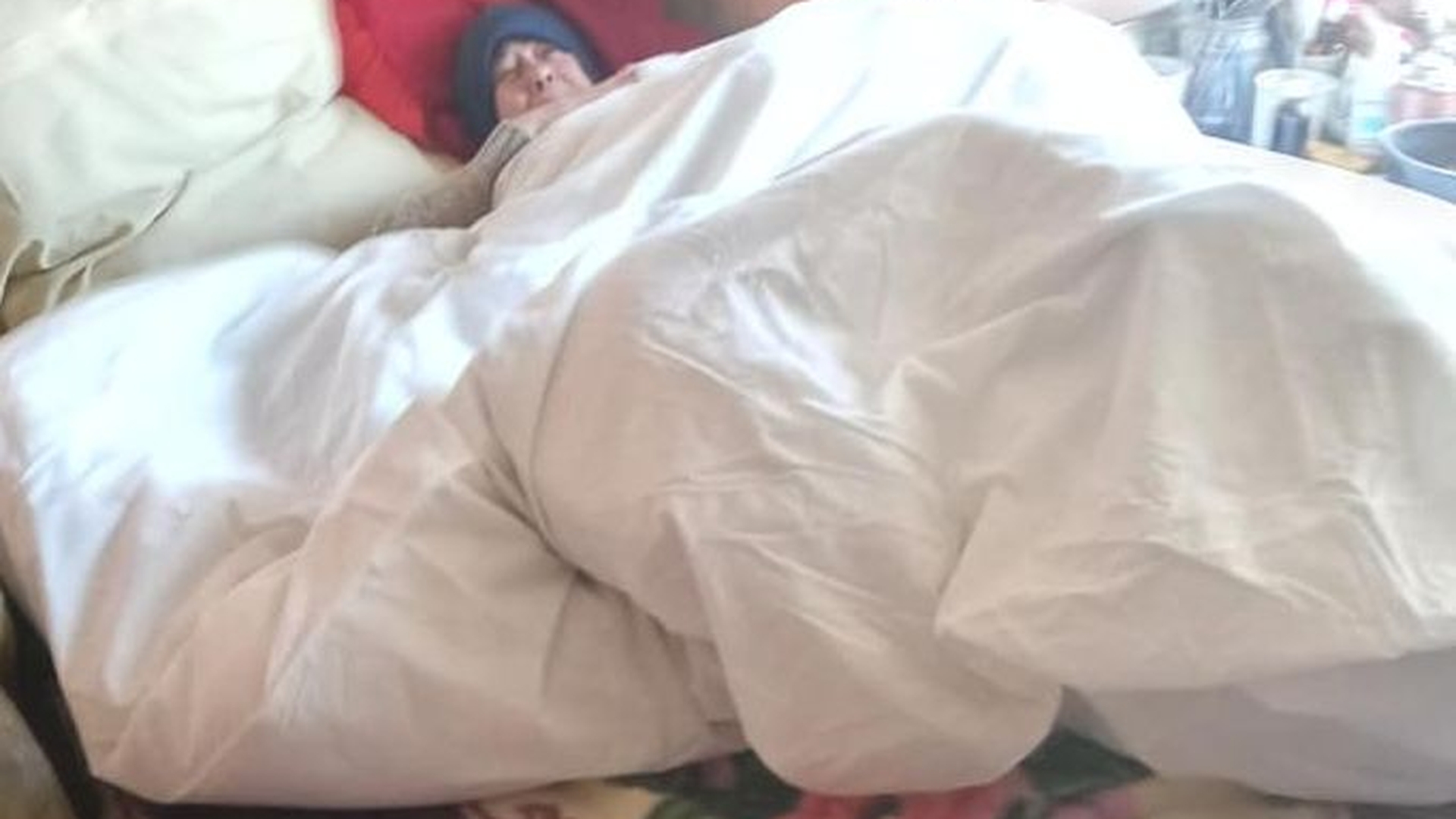Condițiile horror în care trăiește o bătrână din Huși, în plină pandemie de coranavirus: „Nu vrea bani, doar...”. FOTO