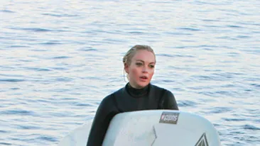 Lindsay Lohan la Malibu! S-a jucat de-a surferita pentru o sedinta foto