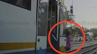 Tanara lovita de tramvai in Rahova e politista la Sectia 14