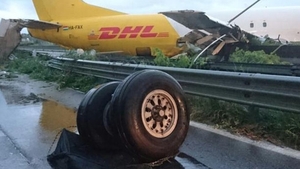 Incident aviatic în Italia! Un avion de tip cargo a ieşit de pe pistă în timpul aterizării!