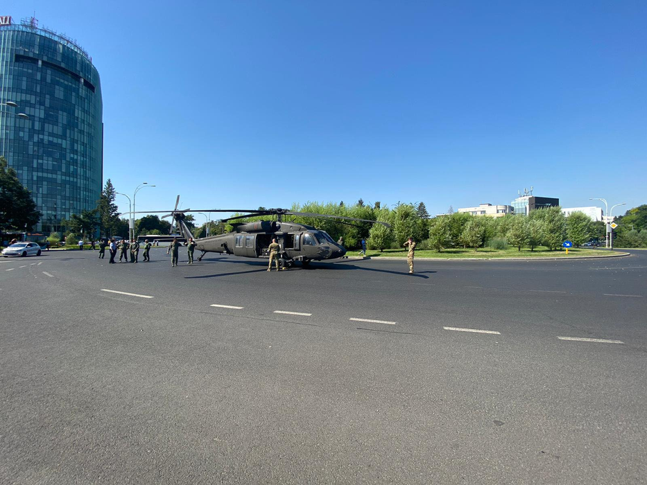 Românii au mult umor! Cele mai bune glume din online după aterizarea de urgență a elicopterului american, Black Hawk, în Piaţa Charles de Gaulle | FOTO