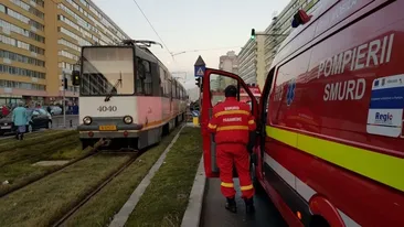 Un tânăr a murit după ce a fost lovit de tramvaiul 11 în Capitală. Ce făcea adolescentul în timp ce traversa
