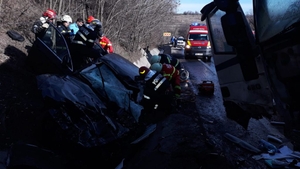 Imagini înfiorătoare de la accidentul din Argeș, produs între un TIR și o mașină. A fost solicitat elicopterul SMURD
