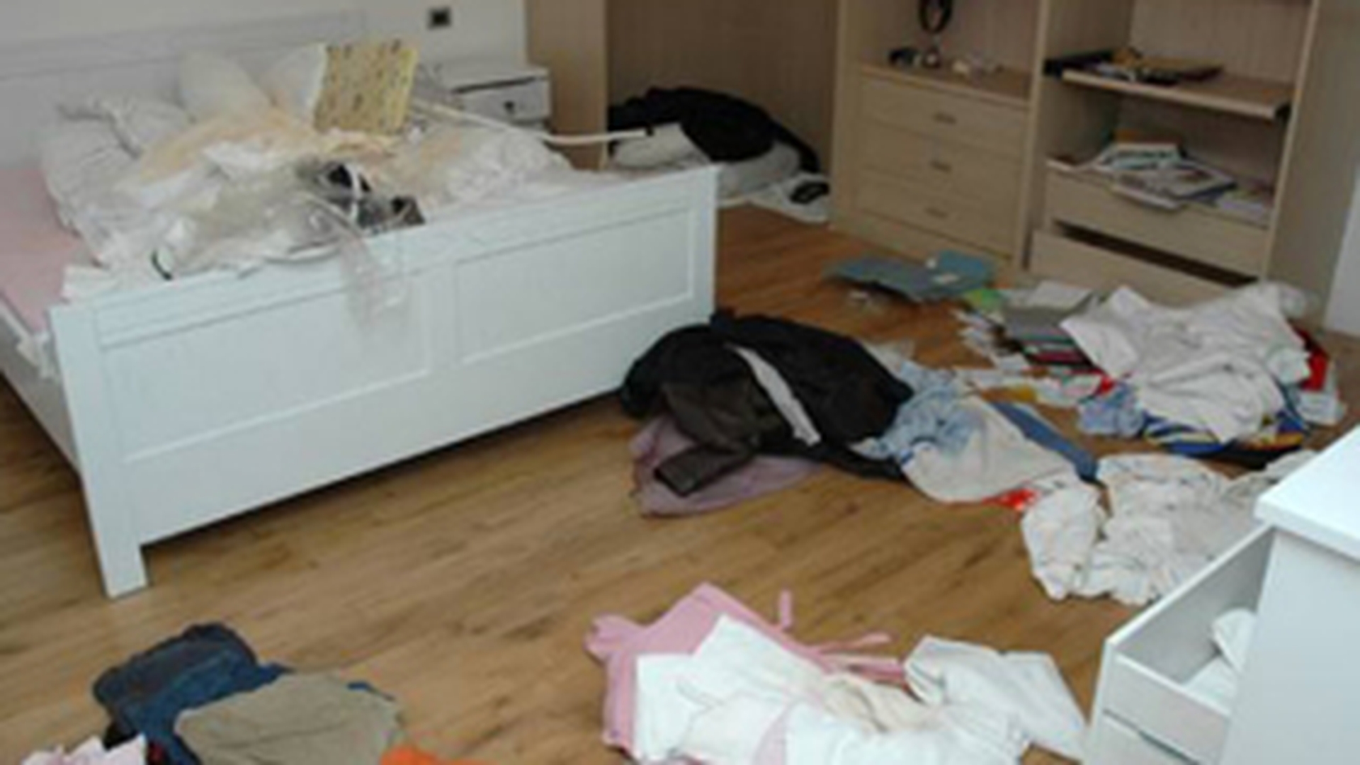 Patru tineri au distrus casa unui amic pentru ca acesta nu a mai vrut sa bea cu ei!