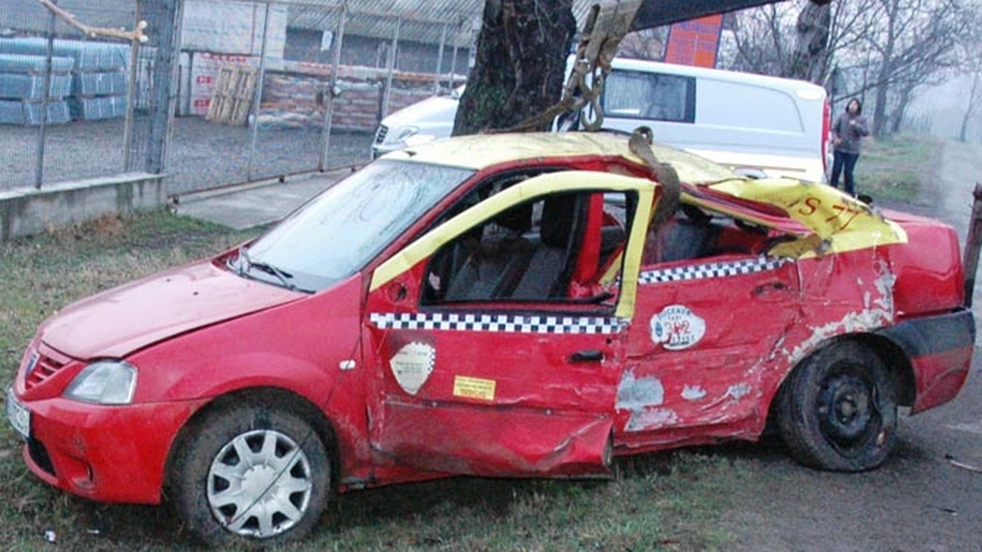 Patania moldoveanului Patu: a jefuit un taximetrist sub amenintarea cutitului, i-a furat masina, dar s-a oprit cu ea intr-un copac!