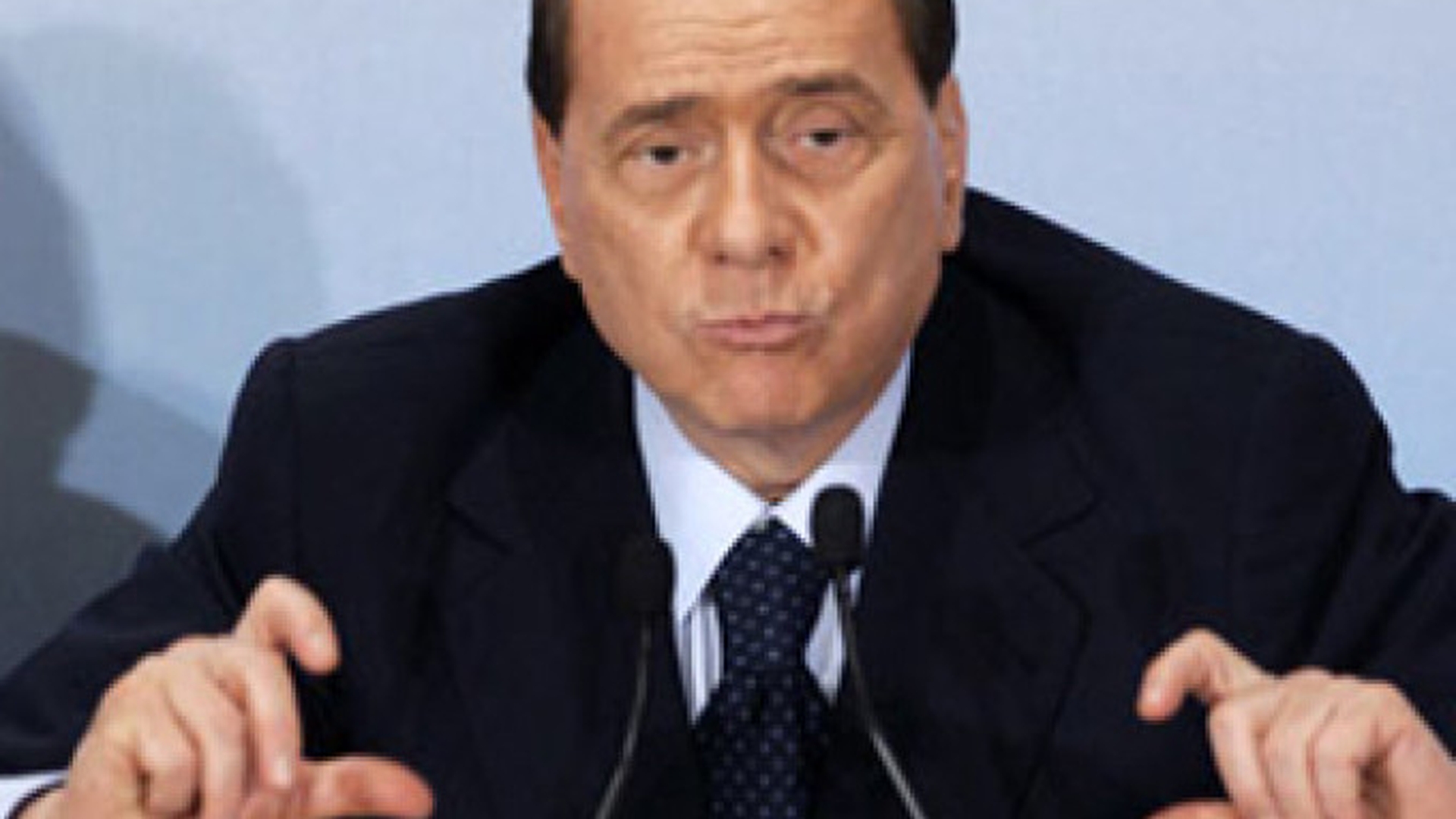 Parasita de Berlusconi, Ioana Visan isi alina ranile in bratele unui roman!
