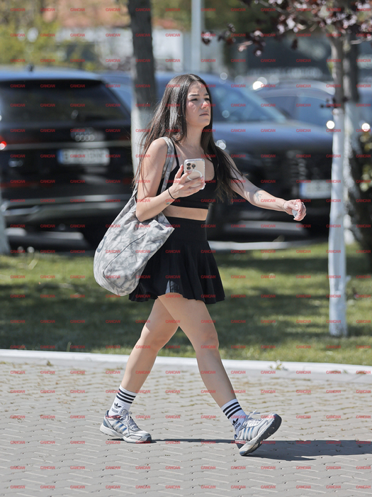 Mihaela Pantea (Mimi) se grăbește spre terenul de tenis