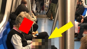 Ce făcea o femeie din Bucureşti în metrou. Călătorii au crezut că nu văd bine şi au fotografiat-o