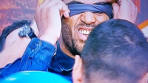Imagini demențiale cu Benny Adegbuyi! E legat la ochi și sparge baloane cu chipul lui Badr Hari