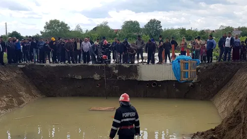 Doi copii din Dâmbovița s-au înecat într-o groapă uriașă, plină cu apă de ploaie. Medicii au încercat în zadar să îi resusciteze