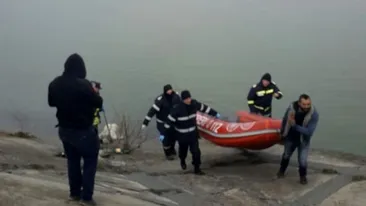 Descoperire macabră în apele Oltului. A fost scos la suprafață trupul unui bărbat dezbrăcat