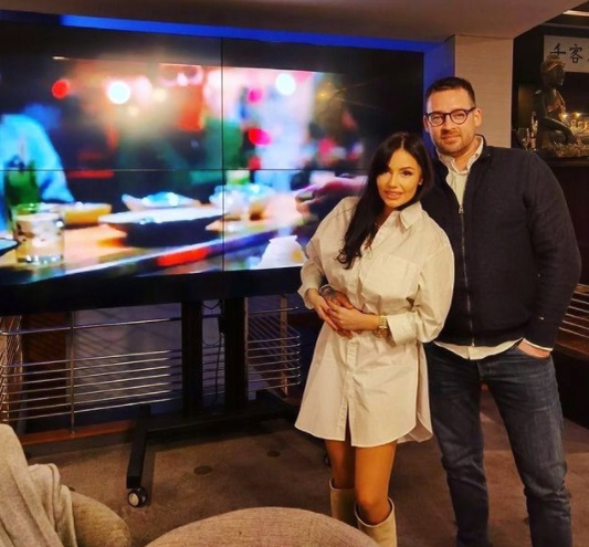 Se lasă cu nuntă în showbiz. Donjuanul de la Masterchef și-a cerut iubita în căsătorie, după 6 luni de relație