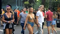 Cea mai extravagantă apariție de la Untold! O blondă cu un posterior bombat a venit îmbrăcată cu bikini din jeanși și sutien