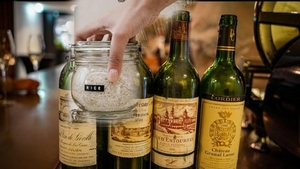 De ce e bine să pui orez într-o sticlă de vin? Trucul care te va uimi