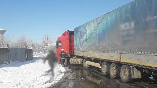 VIDEO. Alertă în Titu, după ce un TIR a lovit o conductă de gaze. 55 de oameni au fost evacuați. Pompierii au izolat zona, traficul a fost deviat