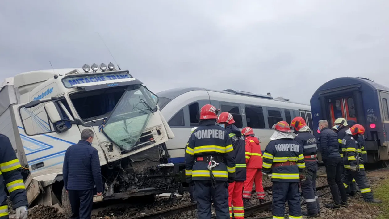 Accident grav în Vaslui! Un camion a fost lovit de două trenuri. În urma impactului mai multe persoane au fost rănite