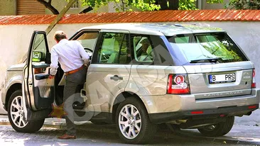 Petre Roman se plimba cu o masina noua, care are initialele membrilor familiei lui! Vrea sa fie recunoscut in trafic