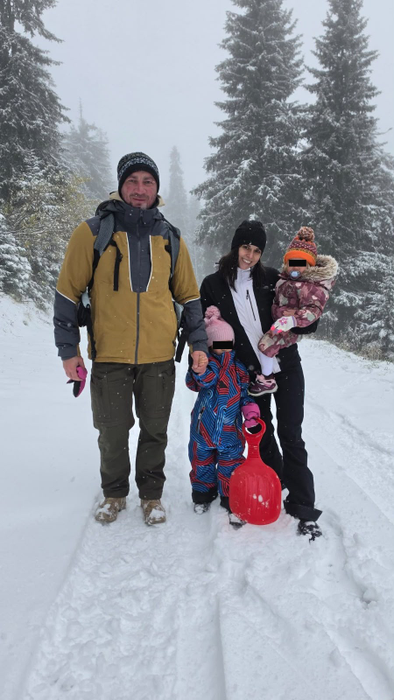 Marian Godină alături de familia sa/ sursă foto: Facebook