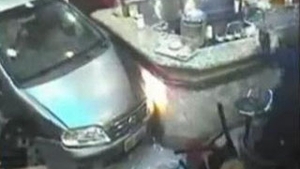 VIDEO O masina a intrat in plin intr-o tanara care-si servea cafeaua intr-un bar!