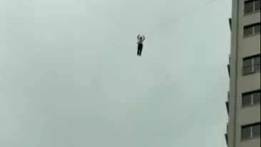 Nu a vrut să plătească nota la hotelul la care a fost cazat, într-o cameră de la etajul 20! Bărbatul a găsit o metodă uluitoare de a părăsi clădirea