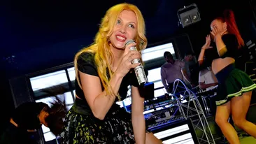 O cantareata celebra din Romania a aparut asa pe scena! Posteriorul obraznic s-a vazut in toata splendoarea lui