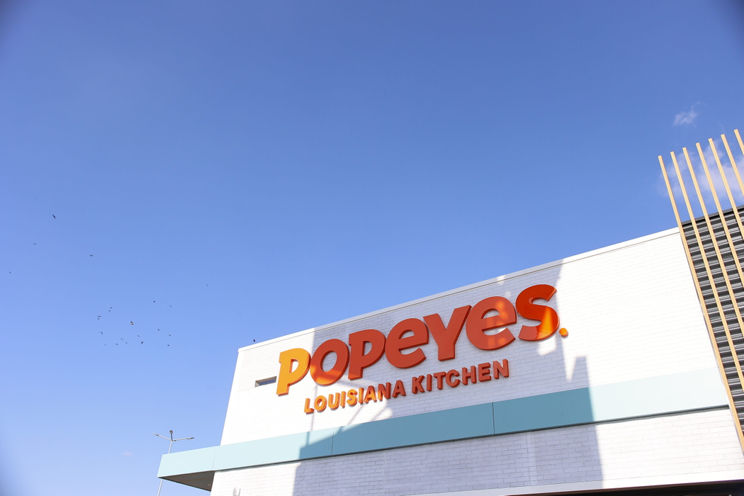 Popeyes România deschide primul restaurant de tip Drive-Thru din țară