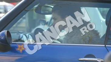 Oana Frigescu, o diva fara secrete! Ia uite-o nemachiata, cum isi face toaleta in masina!