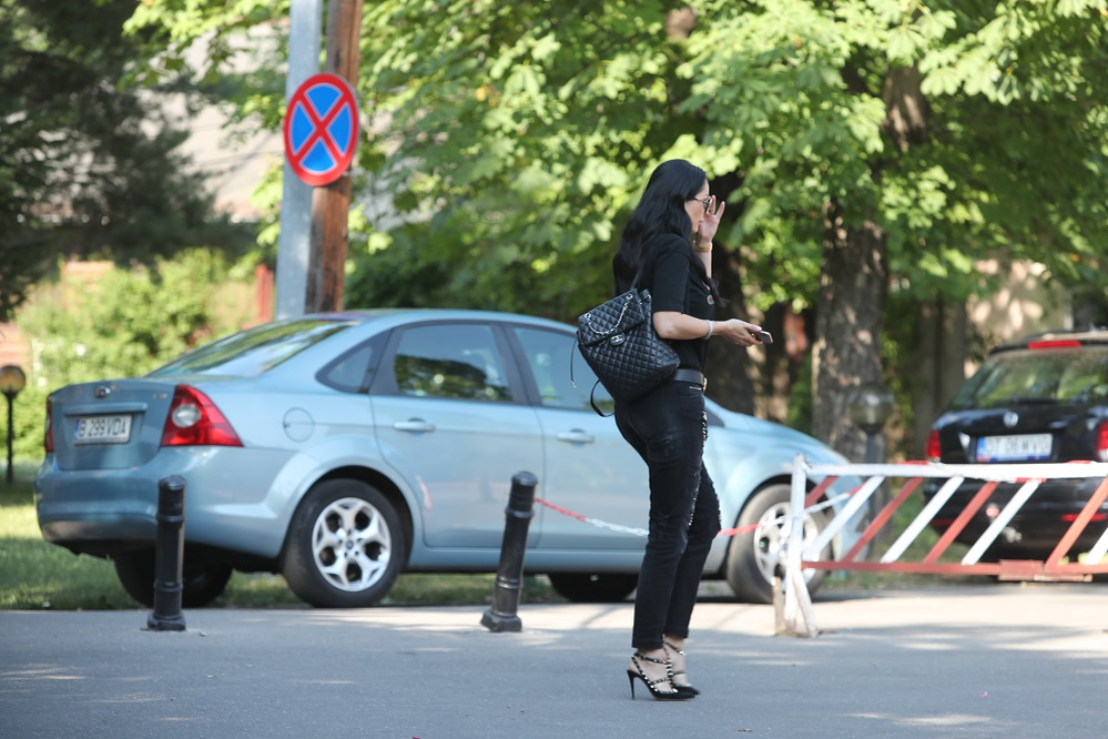 Brigitte s-a grăbit să intre în localul de lux