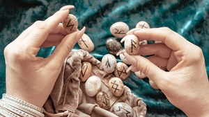 Horoscop rune azi, 15 iulie 2026. Banii sunt în pericol astăzi! Runa Fehu inversat vine cu cel mai puternic avertisment al zilei