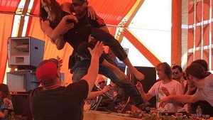 Această tânără le-a stricat petrecerea turiştilor dintr-un club de la mare! Ce a urmat după ce s-a urcat cu picioarele pe pupitrul DJ-ului! VIDEO