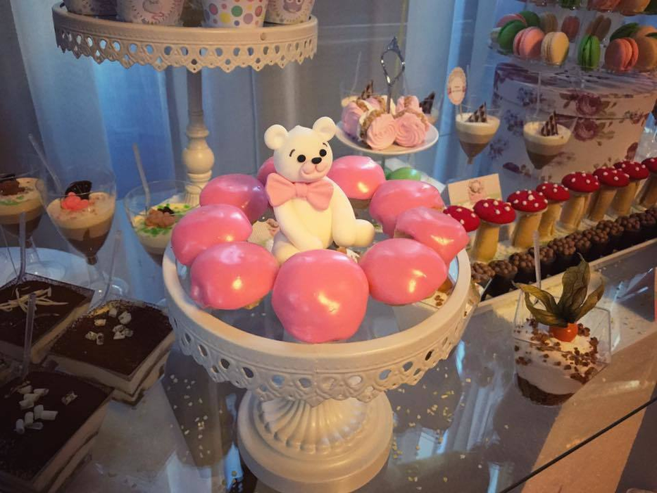 Andreea Bălan şi-a răsfăţat invitaţii cu un candy-bar impresionant