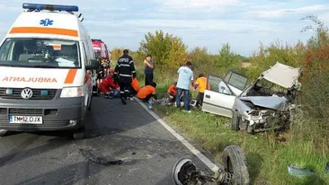 Accident grav în Timiș: doi tineri morți după ce au intrat cu mașina într-un microbuz