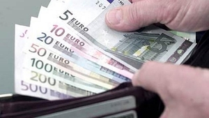 Un tânăr din Mehedinţi a găsit un portofel cu 700 de euro în el, pierdut de un preot! Ce a făcut preotul când bărbatul i-a înapoiat banii