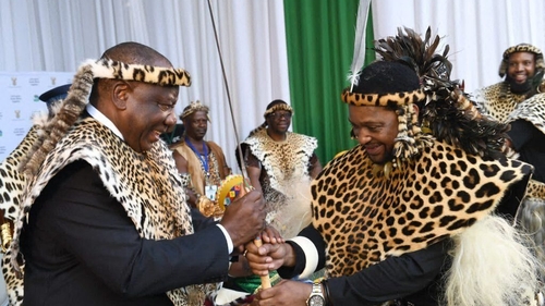 Regele Zulu, cel mai puternic șef de trib din Africa de Sud, a fost otrăvit. Cine e femeia care râvnește la tron