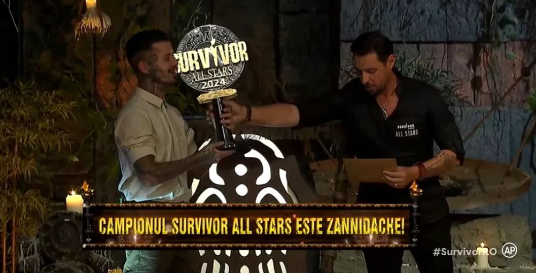 Momentul în care prezentatorul i-a înmânat trofeul lui Zanni