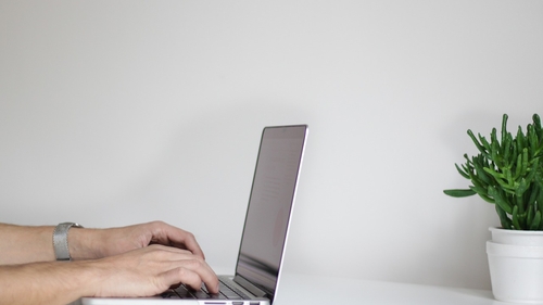 Top 10 trucuri prin care să-ți faci laptopul ca nou. Sfaturi practice și ieftine