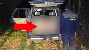 Ce au găsit polițiștii într-o mașină abandonată într-o pădure din Botoșani. Au avut un șoc când au deschis portbagajul. Ce au văzut