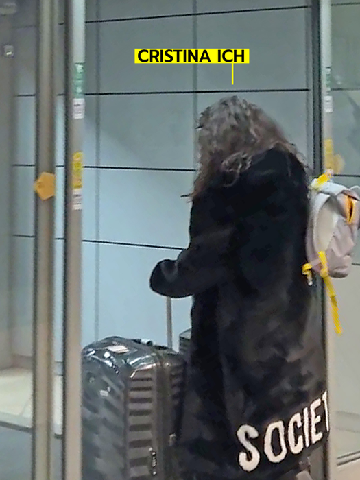 Christina Ich părea grăbită pe culoarele aeroportului / (Sursa: CANCAN.RO)