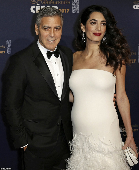 Soţia lui George Clooney, în premieră cu burtica de gravidă la vedere
