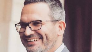 Secretele omului care conduce a doua cea mai mare bancă. El e cel mai cool bancher din România: are un Harley Davidson, umblă cu skate-ul prin Bucureşti şi… La 44 de ani, turcul, devenit român cu acte în regulă, visează să traverseze America pe două roţi