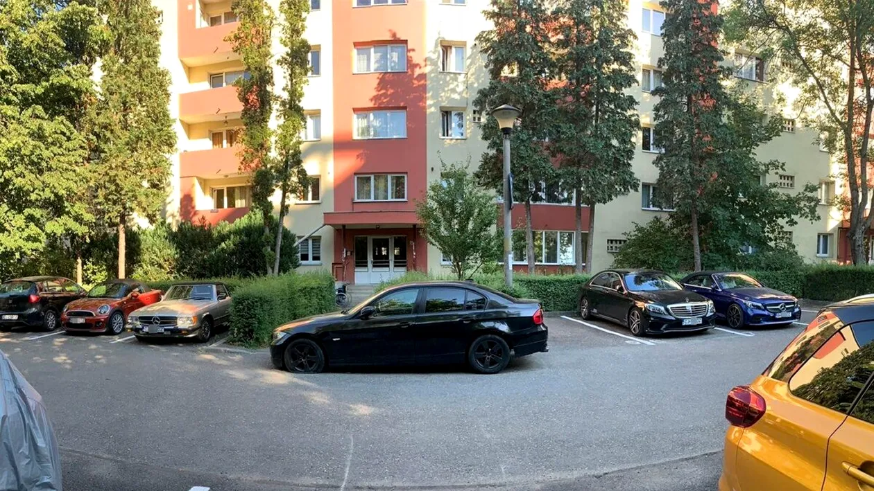 Amendă de 495 lei pentru românii care își parchează mașinile în fața blocului. Greșeala pe care mulți șoferi o fac