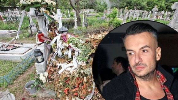 Un bărbat misterios îl plânge în hohote pe Răzvan Ciobanu și vorbește singur! Momente șoc la cimitir